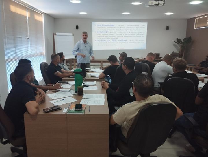 Instrutor da Focel apresentando slide sobre valores da empresa para a turma