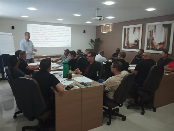 Visão ampla da turma durante a explicação do instrutor