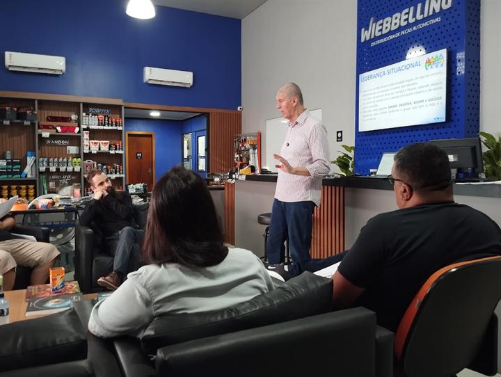 Instrutor da Focel apresentando o tema liderança situacional