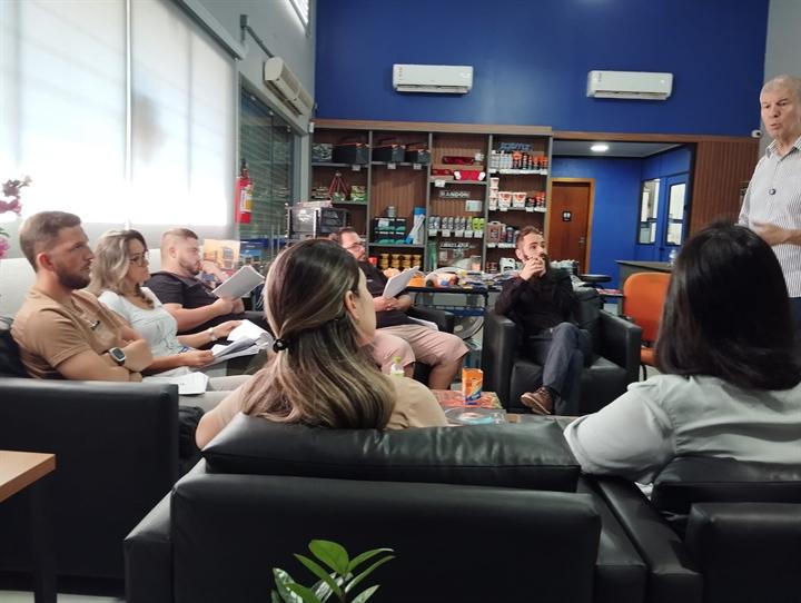 Turma com apostilas ouvindo o instrutor