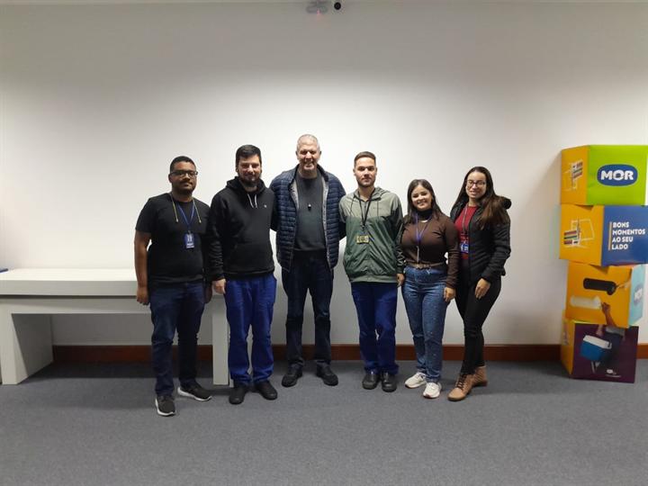 Grupo de participantes posando com o instrutor