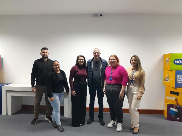 Participantes sorrindo ao lado do instrutor