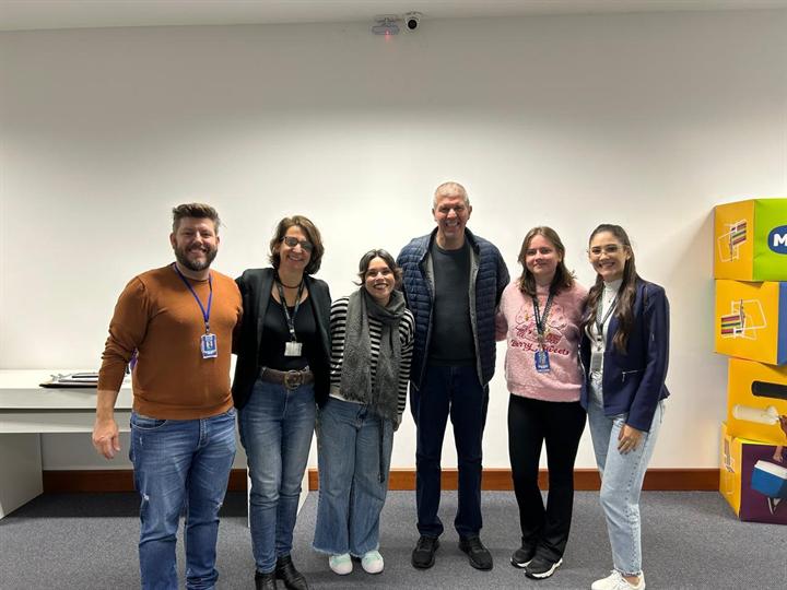 Turma posando para foto ao final do curso
