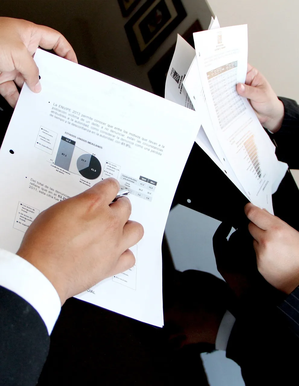 Consultores analisando relatórios e gráficos impressos