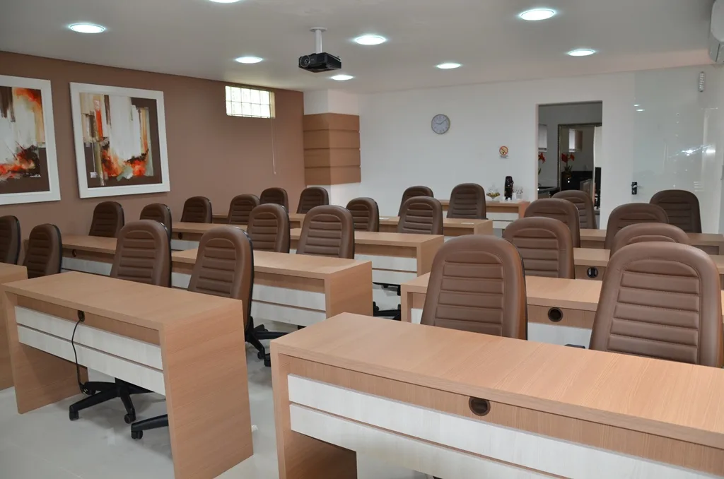 Auditório da Focel com mesas, cadeiras e projetor