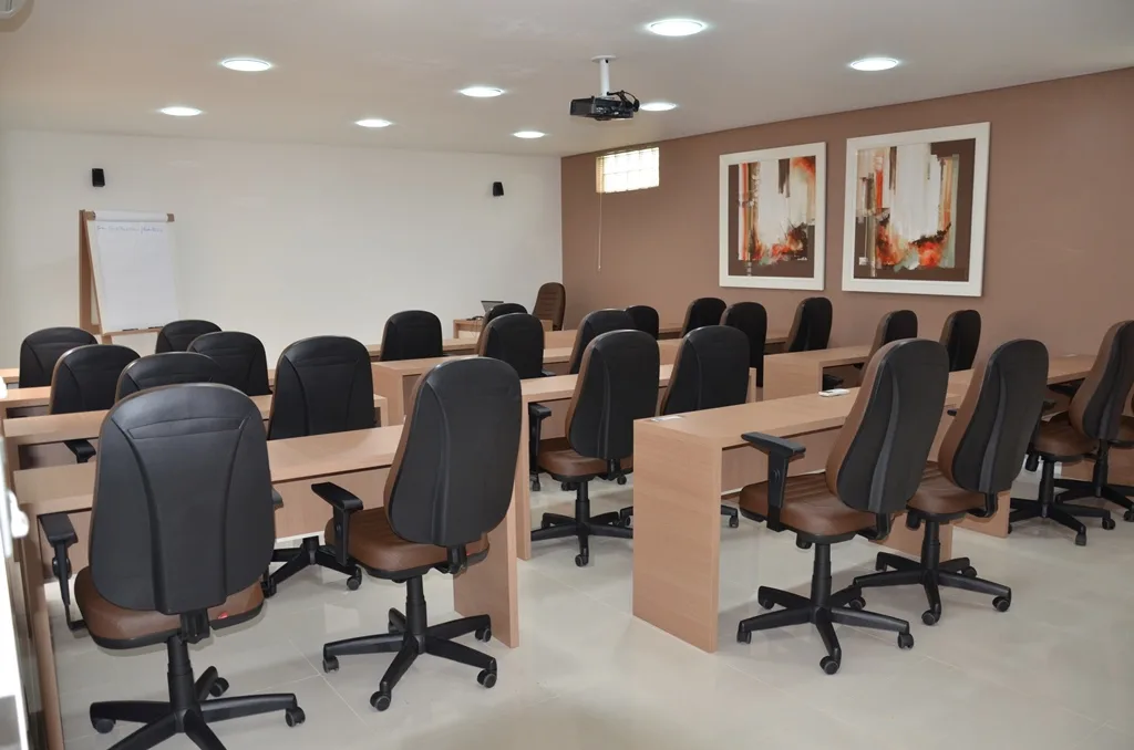 Sala de treinamento preparada para um curso