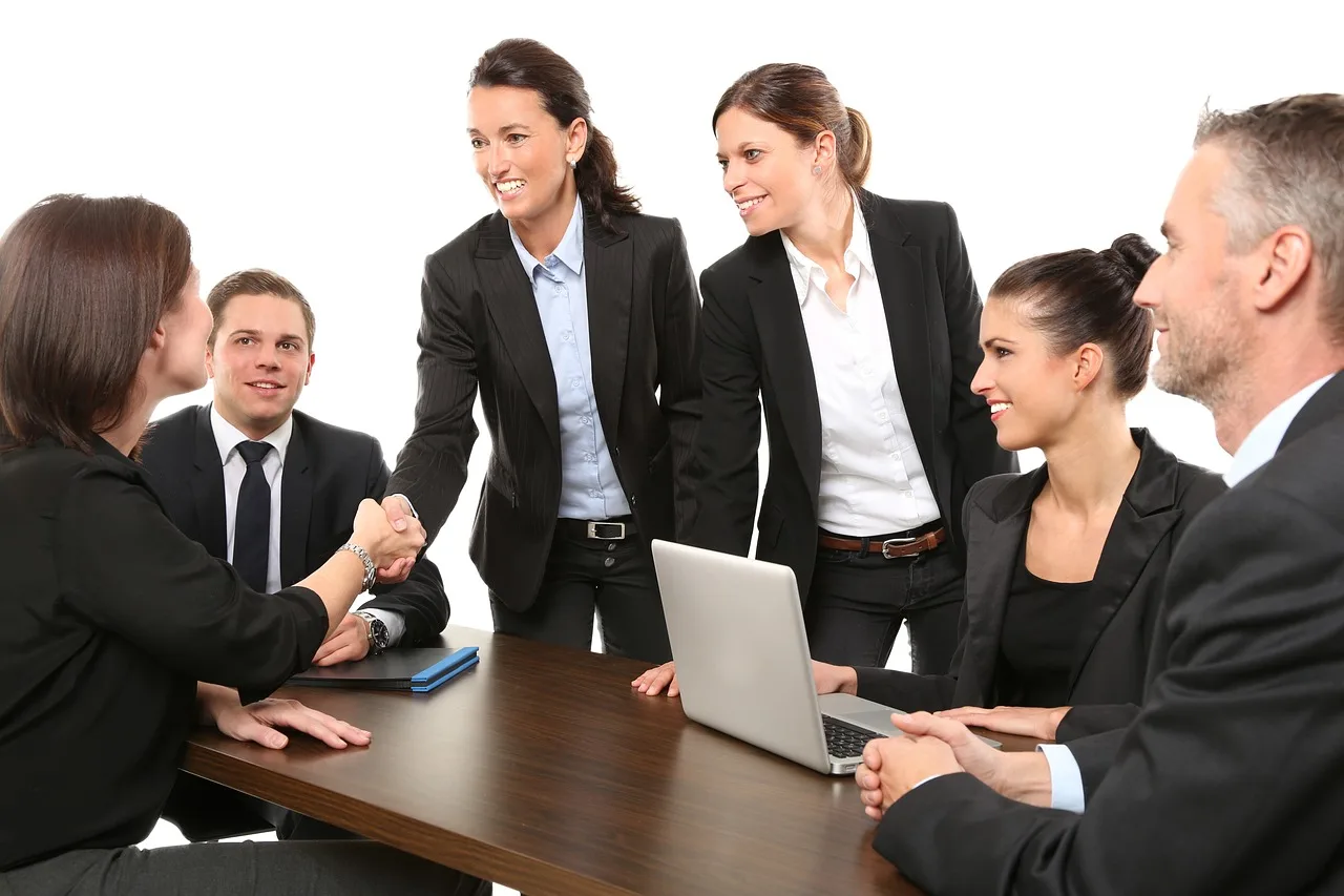 Profissionais se cumprimentando em uma reunião de trabalho