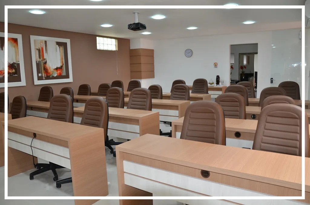 Sala de treinamento da Focel com mesas e equipamentos para alunos